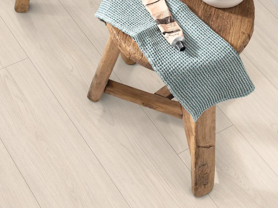 Piso laminado Roble Casella Blanco.