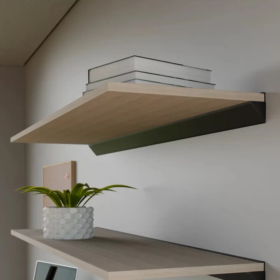 Dos estantes de madera sobre soportes negros amurados a la pared.